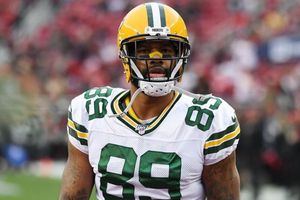 Packers: Marcedes Lewis lució tenis inspirados en el Grinch en el juego vs Cleveland