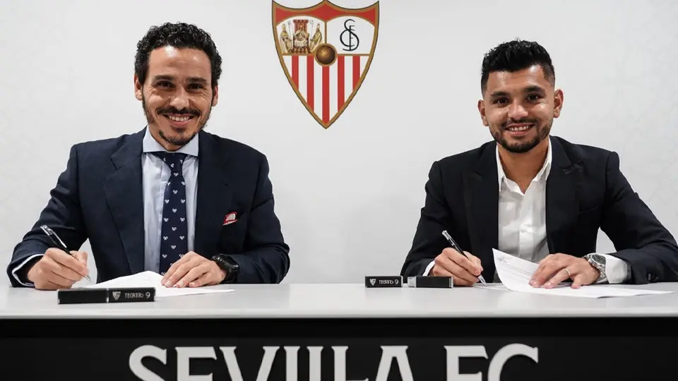 Tecatito Corona: Sevilla hizo oficial el fichaje del mexicano hasta 2025