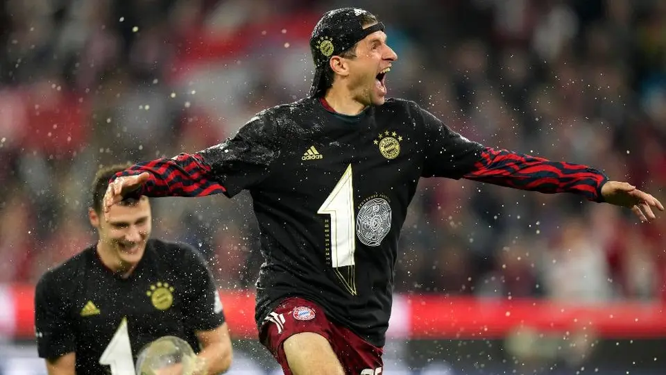 VIDEO: Thomas Müller mojó a Schweinsteiger en plena transmisión de TV