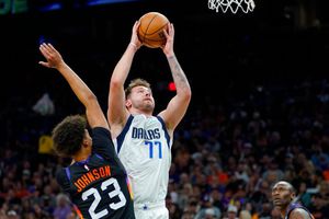 NBA: Mavericks aplastaron a Suns y se metieron a la Final de Conferencia