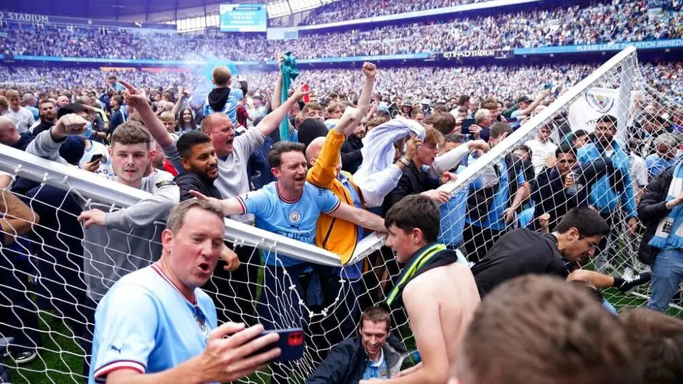Manchester City: Aficionados rompieron portería durante los festejos del bicampeonato