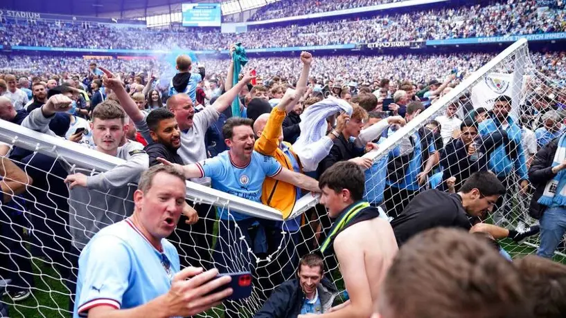 Manchester City: Aficionados rompieron portería durante los festejos del bicampeonato