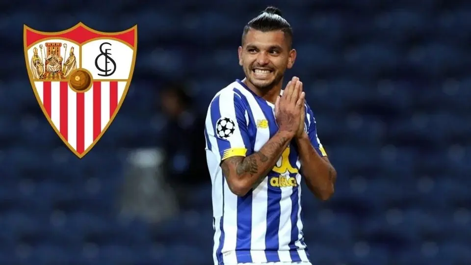 Tecatito Corona viajó a España para firmar con el Sevilla