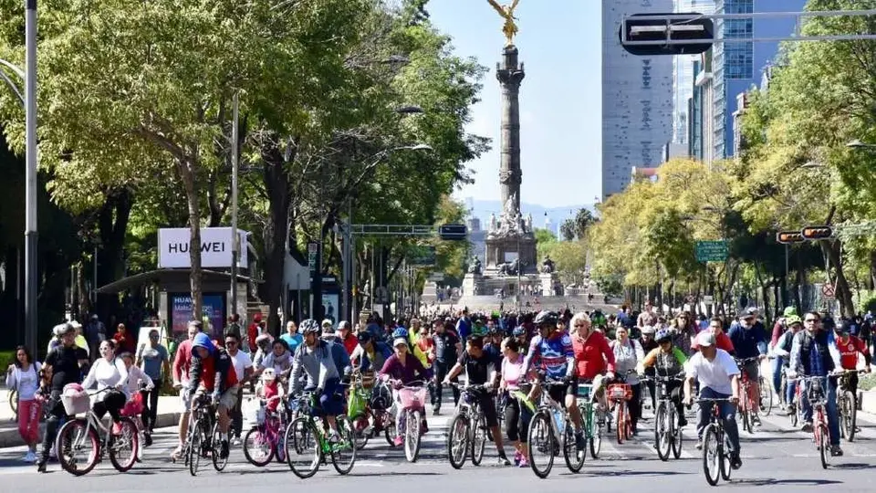 CDMX: Ciclistas rodaron desnudos para pedir por seguridad vial