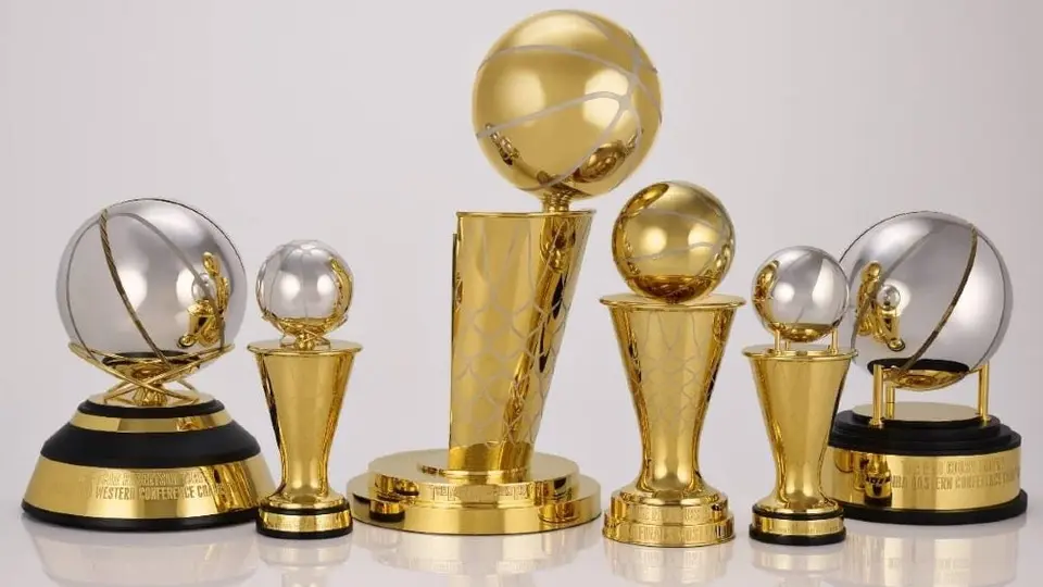 NBA: Presentó trofeos en honor a Bird y Magic para los MVP de las Conferencias Este y Oeste