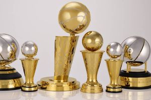 NBA: Presentó trofeos en honor a Bird y Magic para los MVP de las Conferencias Este y Oeste