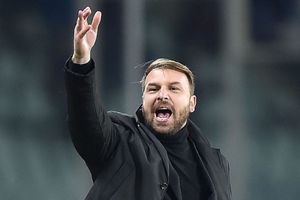 Video: DT de Venezia encaró a su jugador tras ser expulsado