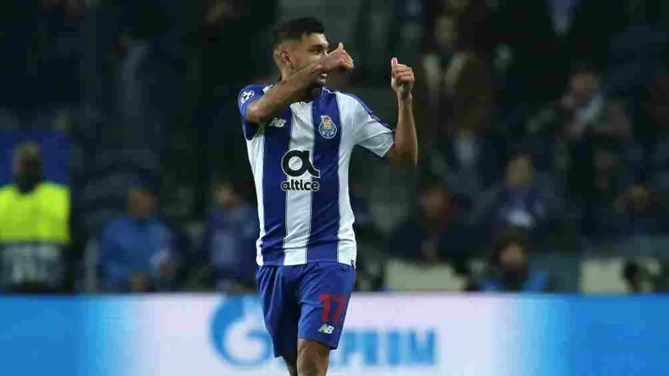 Tecatito Corona: Porto regresó al liderato tras vencer a Benfica; el mexicano jugó 30 minutos