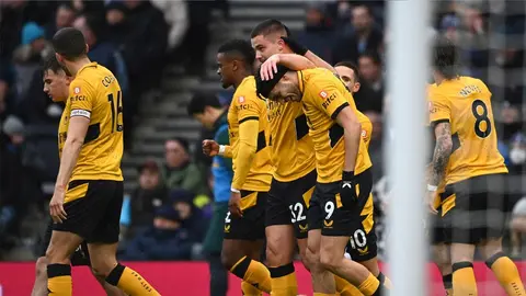 Raúl Jiménez se lució con golazo en arranque de juego ante el Tottenham