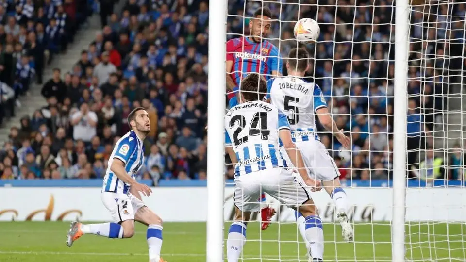 Barcelona derrotó a la Real Sociedad y sigue a la caza del Real Madrid