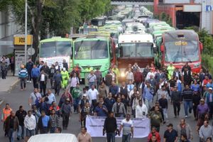 CDMX: Transportistas colapsaron vialidades con bloqueos exigiendo un alza en sus tarifas