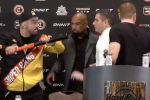 Video: Boxeador amenazó con un bate a su rival en conferencia