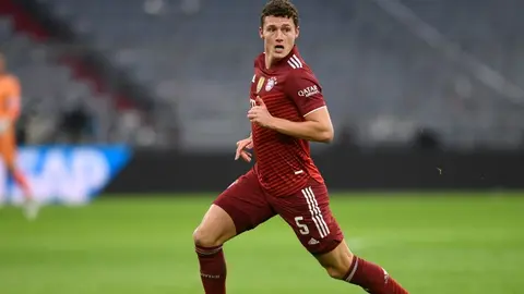 Bayern Munich: Pavard abandonó juego vs Wolfsburgo por problema estomacal