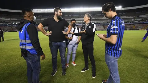 Querétaro: Directivo de Gallos llegó al hospital para acompañar a familiares de las víctimas