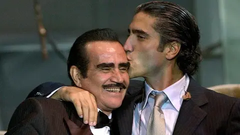 Alejandro Fernández canceló cantar Himno Nacional en Final Atlas vs León por muerte de su papá