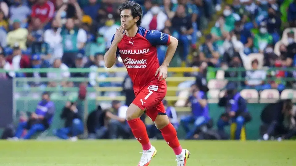 Chivas: JJ Macías fue captado cantando Vicente Fernández con bebida en mano