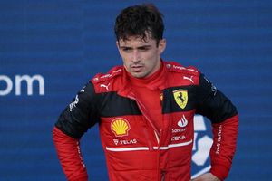 Video: Charles Leclerc chocó histórico Ferrari de Niki Lauda