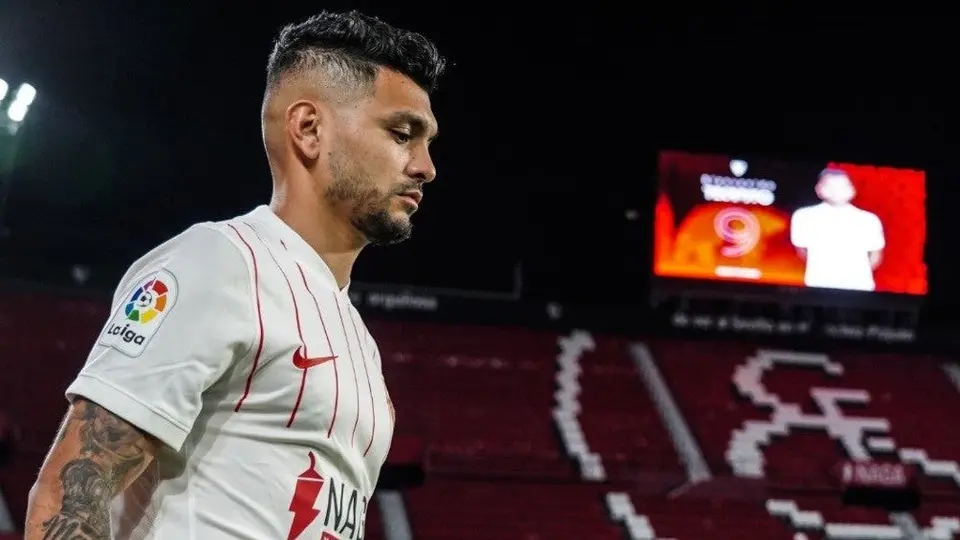 Tecatito Corona, el cuarto mexicano en jugar en el Sevilla