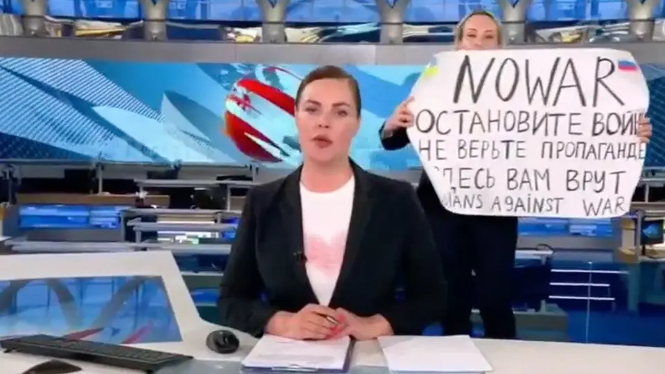 Video: Mujer interrumpió noticiero ruso con un cartel en contra de la guerra