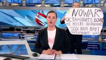 Video: Mujer interrumpió noticiero ruso con un cartel en contra de la guerra