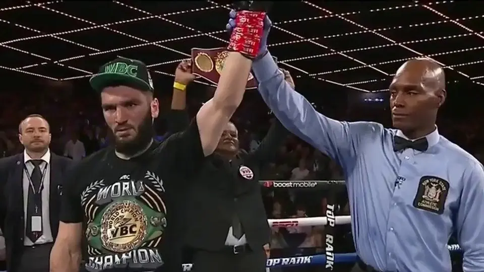 Beterbiev conquistó el cetro Semipesado de la OMB y extendió su invicto tras noquear a Smith