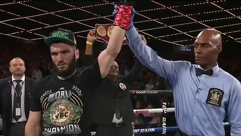 Beterbiev conquistó el cetro Semipesado de la OMB y extendió su invicto tras noquear a Smith