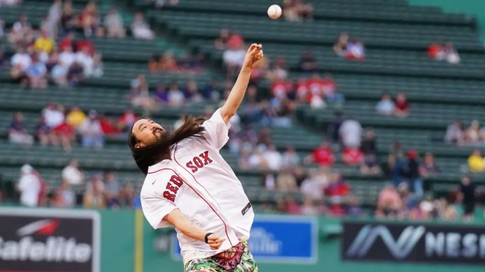 Video: Steve Aoki, con horrible primer lanzamiento en juego de los Medias Rojas