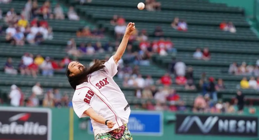 Video: Steve Aoki, con horrible primer lanzamiento en juego de los Medias Rojas