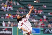 Video: Steve Aoki, con horrible primer lanzamiento en juego de los Medias Rojas