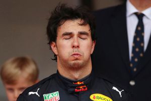 Checo Pérez: Se ‘llevó’ una paloma en el GP de Mónaco