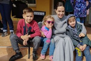 Angelina Jolie visitó Leópolis, Ucrania, para ayudar a damnificados