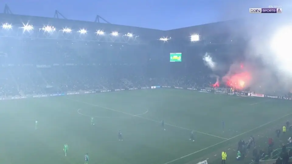 Ligue 1: Saint-Étienne vs Mónaco, interrumpido por lanzamiento de bengalas