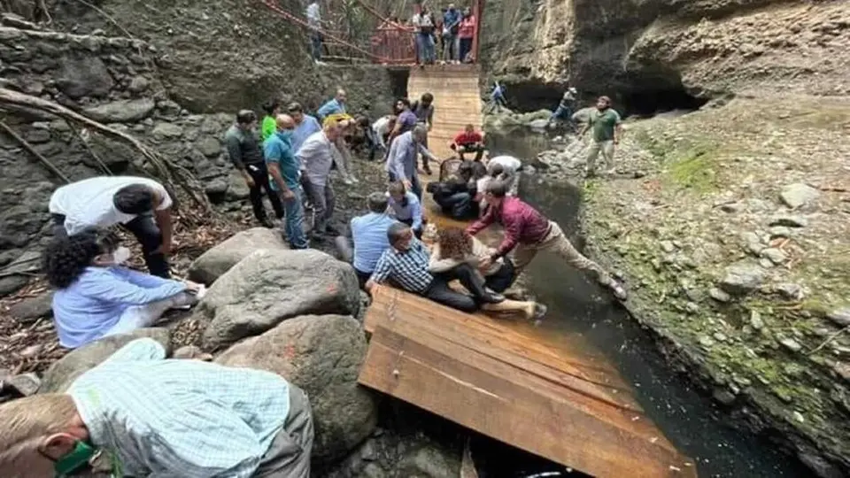Cuernavaca: Puente colgante se desplomó en reinauguración; alcalde resultó herido