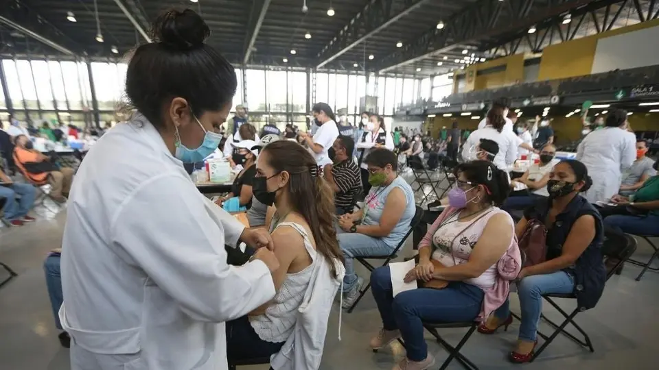 Covid-19: AMLO pidió a gobernadores realizar vacunación masiva en abril
