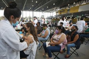 Covid-19: AMLO pidió a gobernadores realizar vacunación masiva en abril