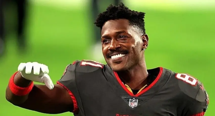 Antonio Brown envió polémico mensaje a los Buccaneers tras su eliminación