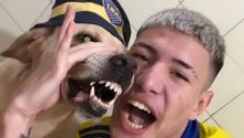 Boca Juniors: Fanático junto a su perro alientan a los Xeneizes previo al Superclásico de Argentina