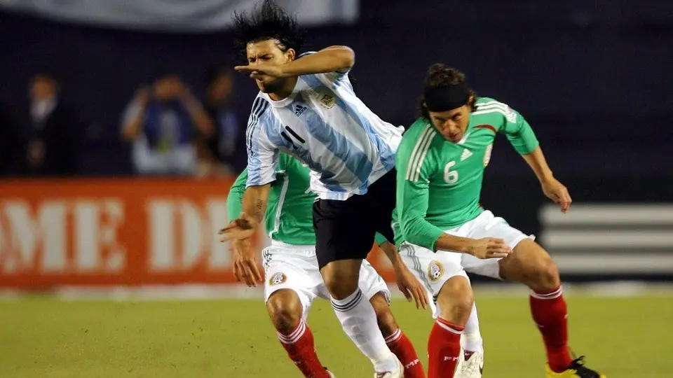 Kun Agüero anotó dos goles a la Selección Mexicana durante su carrera