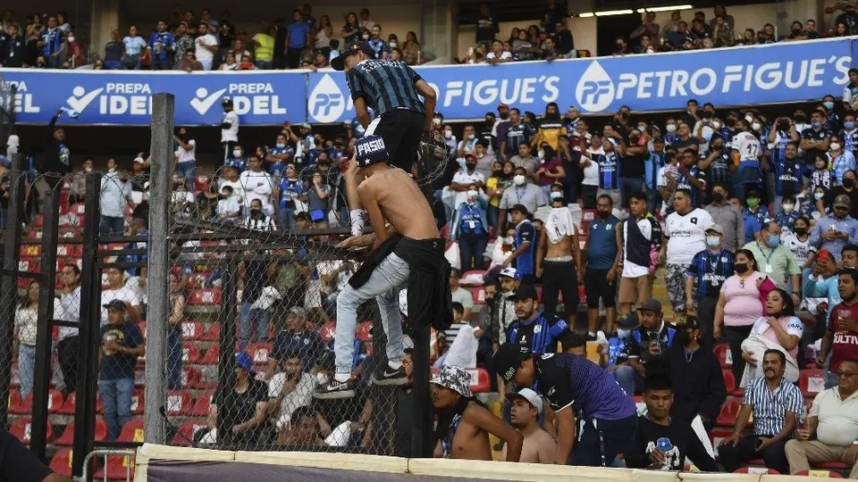 Concacaf exigió "fuertes sanciones futbolísticas" tras los actos violentos en el Querétaro vs Atlas