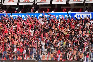 Querétaro vs Atlas: Aficionada rojinegra busca a niño que le prestó playera para salir del Corregidora