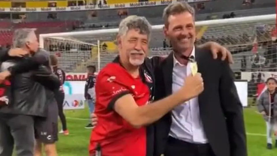 Atlas: Aficionado rojinegro con capacidad diferente celebró el título con jugadores y DT