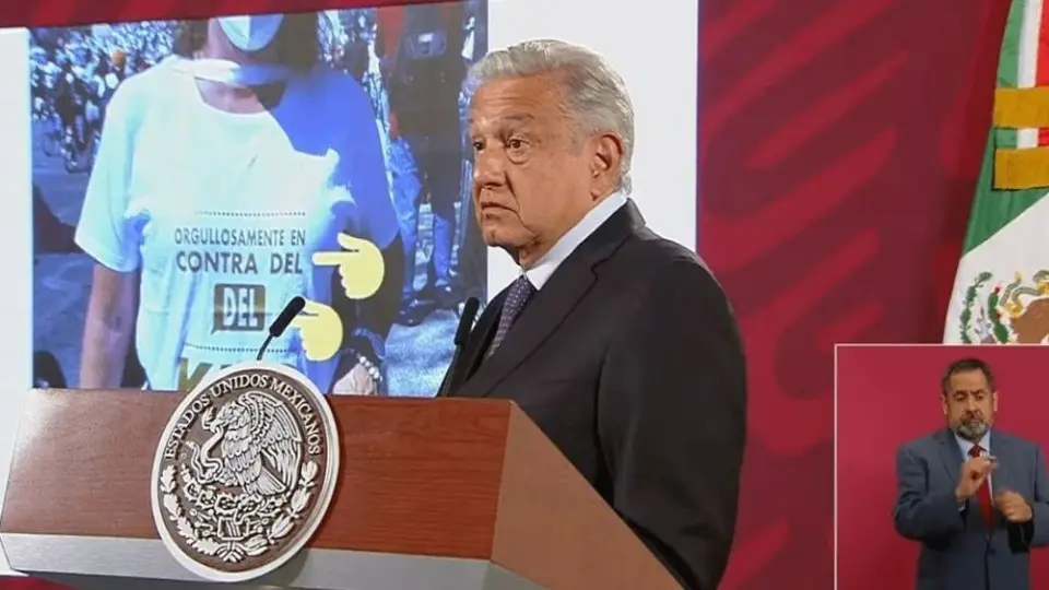 AMLO exhibió a manifestante con playera del 'Cac...': 'Yo no les he hecho nada'