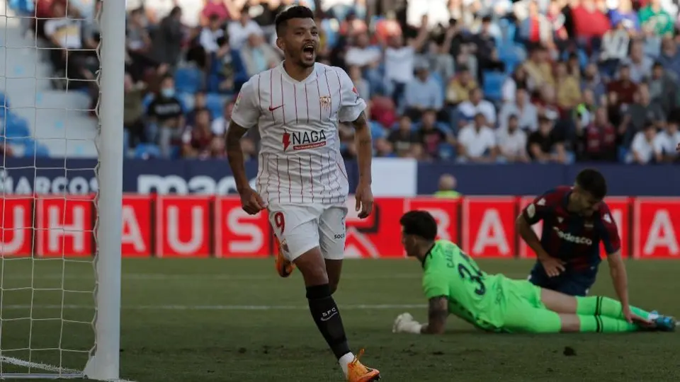 Tecatito Corona: Se estrenó como goleador del Sevilla ante el Levante