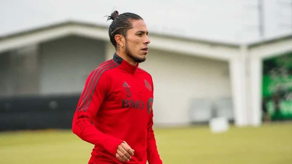 Carlos Salcedo dio positivo a Covid-19, reveló en redes sociales