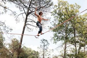 VIDEO: Mau Otero cruzó cuerda floja entre dos torres de 165 metros