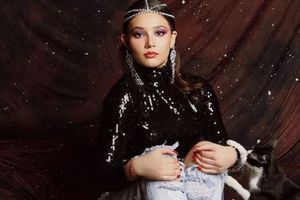 Nieta del Chapo Guzmán cantó el Himno Nacional en pelea de box