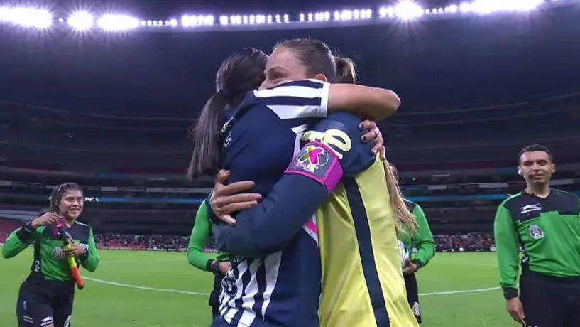 Janelly Farías y Rebeca Bernal protagonizaron emotivo abrazo previo al América vs Rayadas