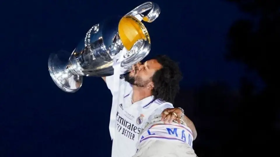 Video: Aficionado le da 'cariñosa' felicitación a Marcelo tras ganar la Champions League