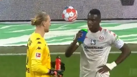 Bundesliga detuvo juego para que futbolista musulmán rompiera ayuno por Ramadán