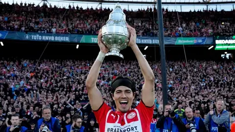 Erick Gutiérrez: Cruzó el campo de rodillas tras ganar la Copa de Países Bajos